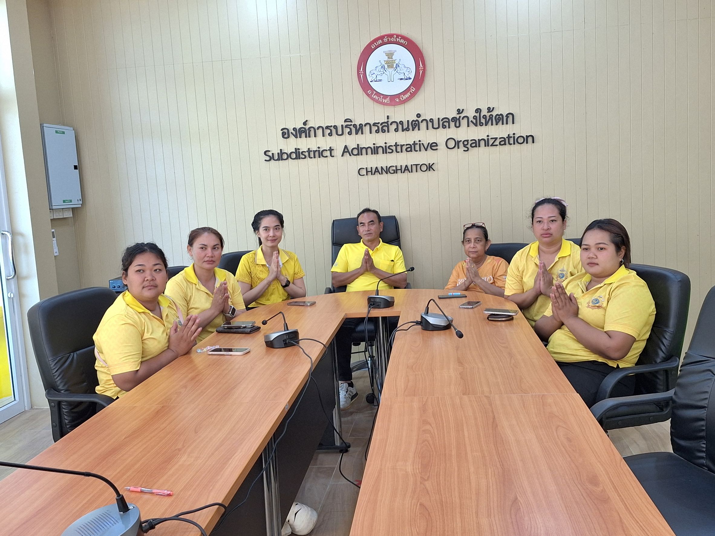 การเข้าร่วมพิธีเจริญพระพุทธมนต์ฯ" ของหน่วยงาน อบต.ช้างให้ตก เนื่องในโอกาสวันเฉลิมพระชนมพรรษาพระบาทสมเด็จพระเจ้าอยู่หัว และพระบรมวงศานุวงศ์ ประจำปี พ.ศ. ๒๕๖๘