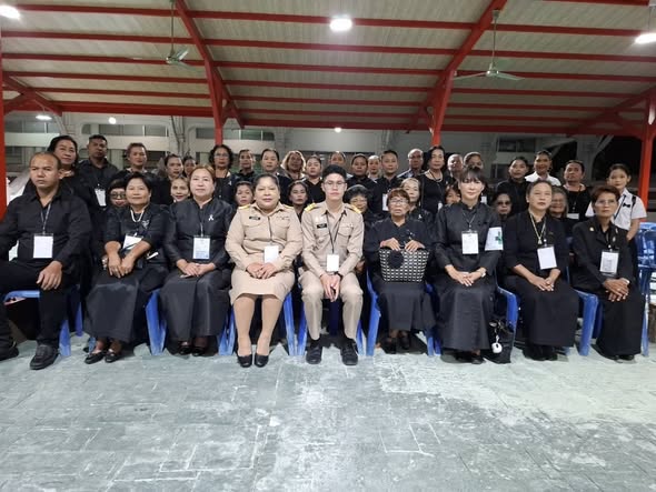 นำมวลชนเข้าเฝ้าฯ กราบถวายบังคมพระบรมศพ สมเด็จพระนางเจ้าสิริกิติ์ พระบรมราชินีนาถ พระบรมราชชนนีพันปีหลวง ณ พระที่นั่งดุสิตมหาปราสาท ในพระบรมมหาราชวัง
