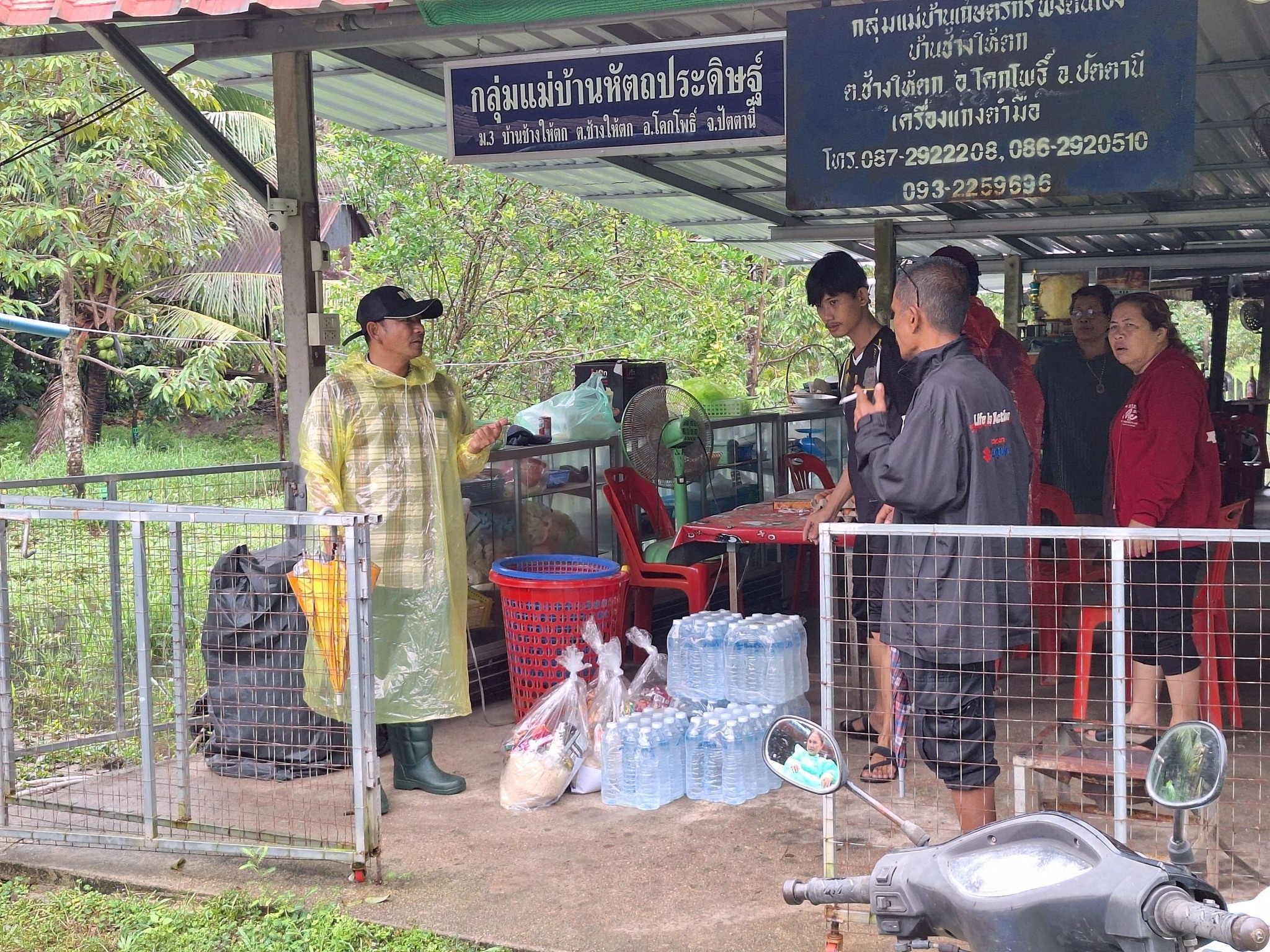 ลงพื้นที่ลุยน้ำท่วมตรวจสอบสถานการณ์อุทกภัยในเขตพื้นที่ อบต.ช้างให้ตก พื้นที่บริเวณ หมู่ที่ ๒ บ้านมะปรางมัน