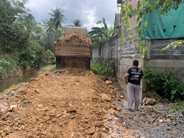 ลงพื้นที่ตรวจการซ่อมแซมถนน  สายบ้านนอก ที่เกิดการชำรุดจากเหตุอุทกภัย