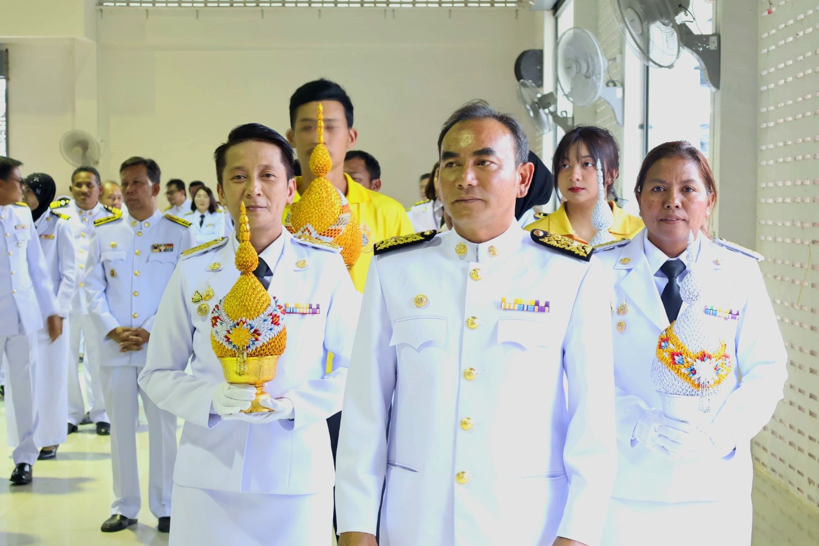 เข้าร่วมพิธีเจริญพระพุทธมนต์และทำบุญตักบาตรถวายพระราชกุศล เนื่องในโอกาสวันเฉลิมพระชนมพรรษาพระบาทสมเด็จพระเจ้าอยู่หัว