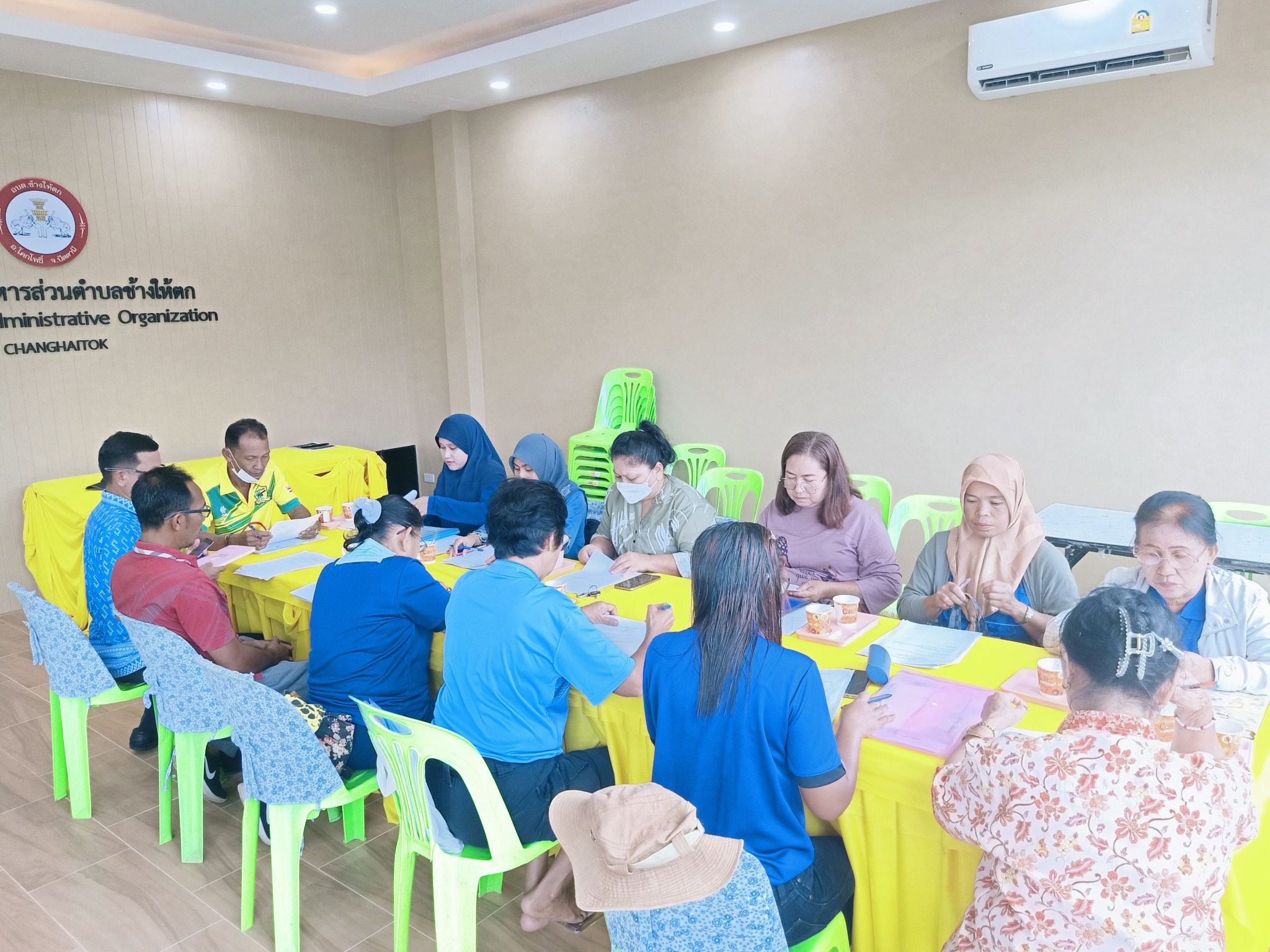ประชุมระเบียบวาระการประชุมคณะทำงานศูนย์พัฒนาครอบครัวในชุมชนตำบลช้างให้ตก 