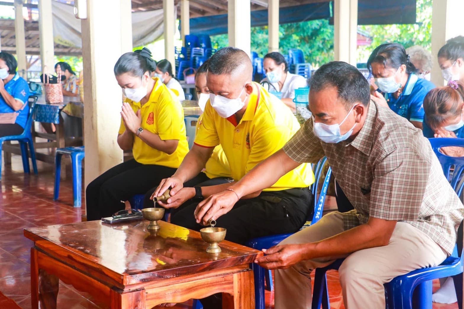 วิสาขบูชาจันทราผ่อง แสงธรรมส่องทั่วโลกาศรัทธาหนุน เพ็ญเดือนหกร่มเย็นบำเพ็ญบุญ  ชีพอบอุ่นน้อมนำเร่งทำดี    📌เมื่อวันที่ 15 พ.ค.65 เวลา 0700 น. พ.อ.ทวีพร คณะทอง ผบ.ฉก.ทพ.43 เป็นประธาน  พิธีทำบุญตักบาตร เนื่องในวันวิสาขบูชา พร้อมปลูกต้นมะค่า จำนวน 200 ต้น รอบบริเวณวัด  โดยมี นายณัฐวุฒิ ยินดีจิตต์  นายกองค์การบริหารส่วนตำบลช้างให้ตก หน.ฝกร.ฯ, ร้อย.ทพ.4302, กองพัน อรบ.หญิงเหล็กโคกโพธิ์ ร่วมทำบุญกับพี่น้องประชาชนในพื้นที่  ณ วัดบันลือคชาวาส (วัดช้างไห้ตก) ต.ช้างไห้ตก อ.โคกโพธิ์ จ.ปัตตานี