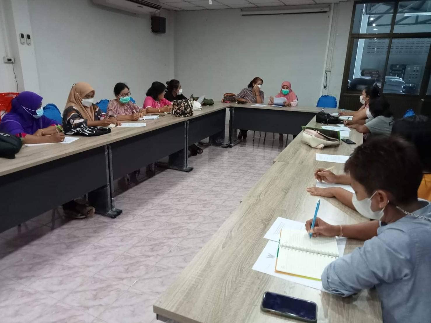 การประชุมคณะทำงานศูนย์พัฒนาครอบครัวในชุมชนตำบลช้างให้ตก ครั้งที่ 1 วันอังคารที่ 24 พฤษภาคม 2565 เวลา 14.00 น. ณ ห้องประชุมสหกรณ์การเกษตร กรป.กลาง มะปรางมัน ปัตตานี จำกัด เรื่อง การแก้ไขเปลี่ยนแปลงคำสั่งคณะทำงานฯ และกำหนดการจัดโครงการครอบครัวครัวยุคใหม่ ห่างไกลยาเสพติด ประจำปีงบประมาณ 2565 ผลการปฏิบัติงานเป็นไปด้วยความเรียบร้อย