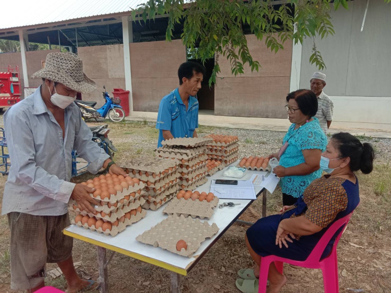 โครงการบริหารจัดการขยะมูลฝอยตำบลช้างให้ตก ประจำปี 2565 โดยการนำขยะมาแลกไข่กับทางองค์การบริหารส่วนตำบลช้างให้ตก ในวันที่ 23 กันยายน 2565 ณ อาคารอเนกประสงค์องค์การบริหารส่วนตำบลช้างให้ตก